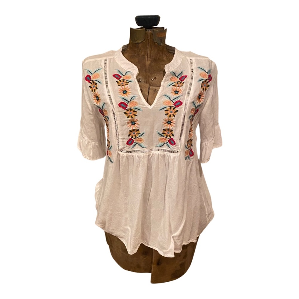 ENTRO WHITE  FLORAL EMBROIDERED BLOUSE